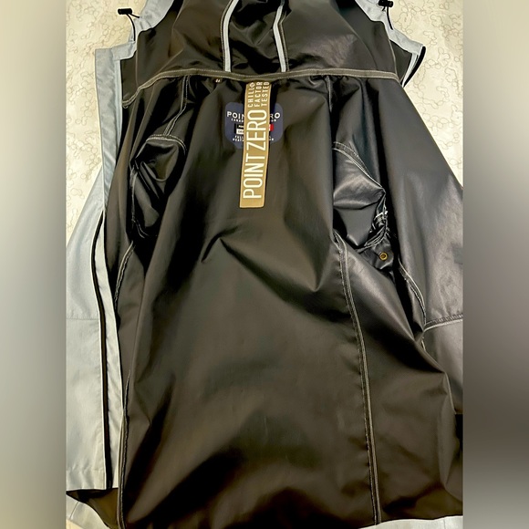Point zero jacket. The jacket is water resistant to shield you in outdoor - Picture 1 of 6